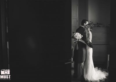 novia abrazando a padre