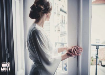 novia mirando por la ventana