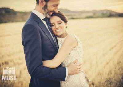 Novios abrazados