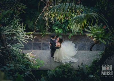 Novios fotografiados bailando